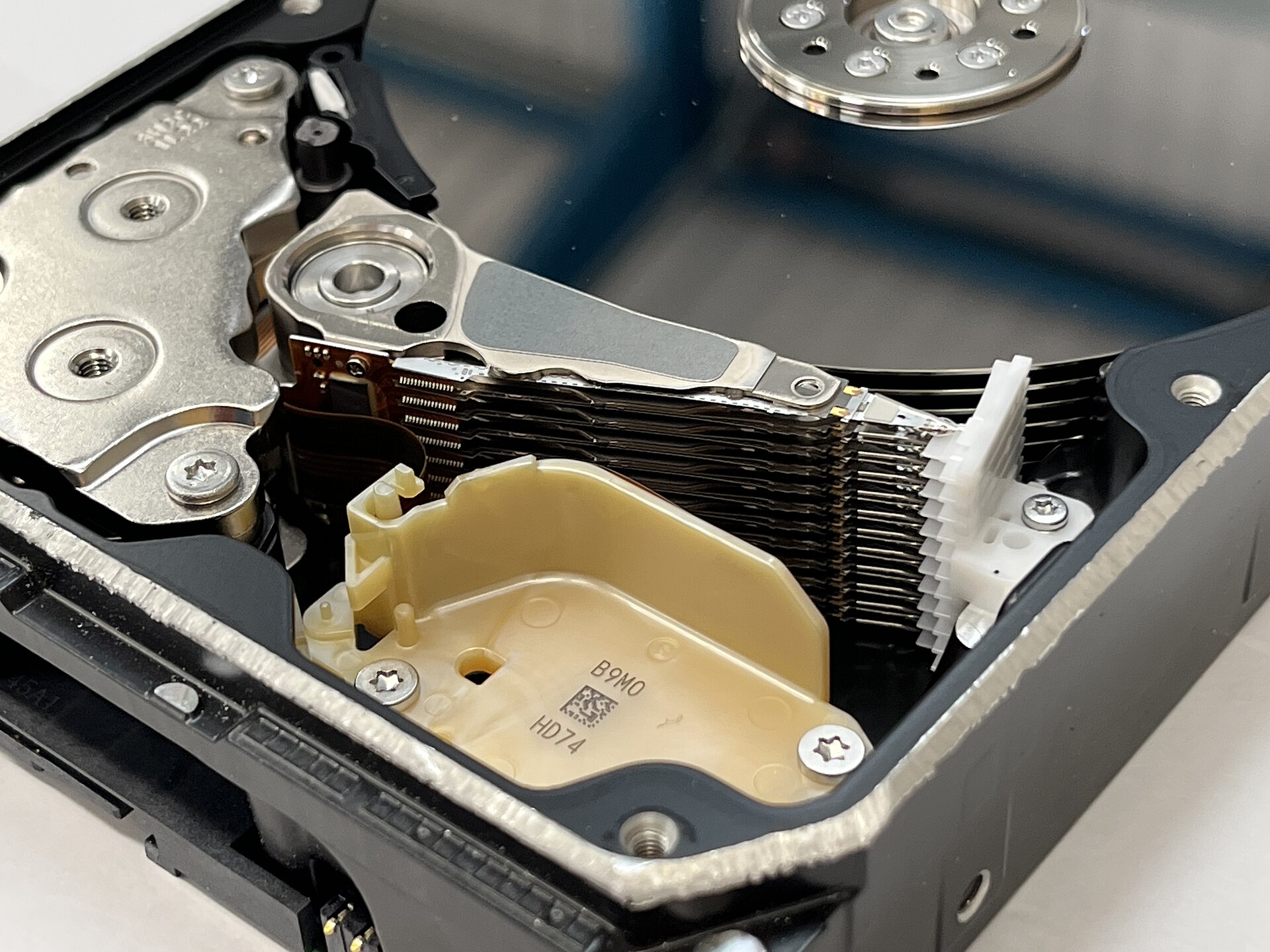 Seagate Falls 14.6% and Western Digital 13.5% After Toshiba Plans to Double Hard-Drive Output